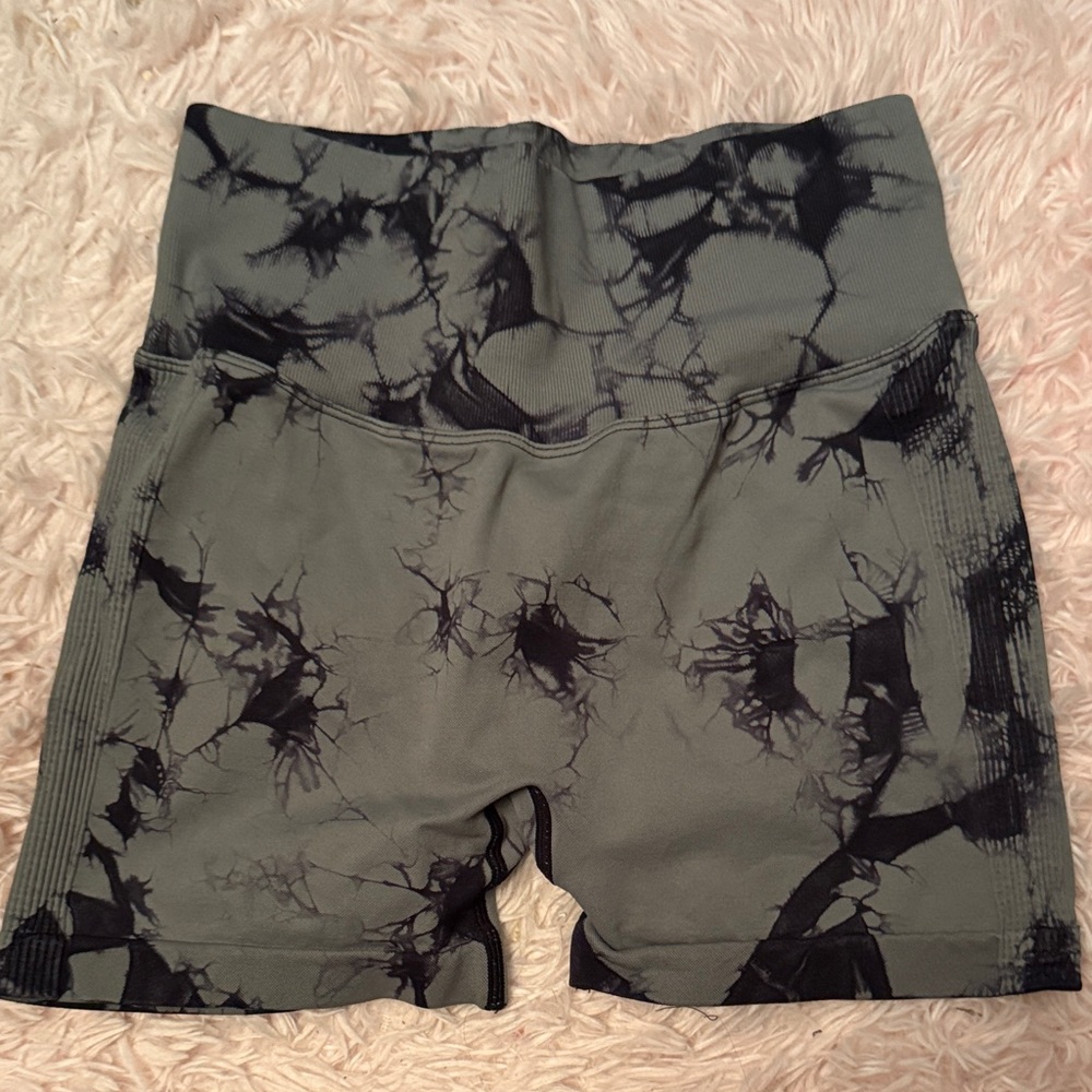 Stylish Black Tie-Dye Women's Shorts - Scrunch bum seamless - size Medium NEW